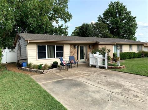 This home was built in 2004 and last sold on -- for --. . Zillow chanute ks